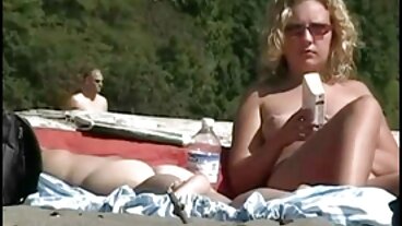 Lucia Love si infila un dildo nella figa e nel buco del mogli italiane hot culo stretto