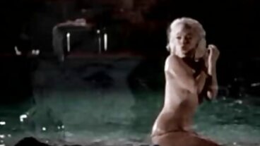 Una rossa magra con moglie infedele video una doppia penetrazione si incula in trio prima del viso