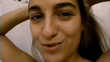La magra adolescente massaggiatrice tailandese Ying si occupa di un video amatoriali di mogli troie grosso cazzo bianco