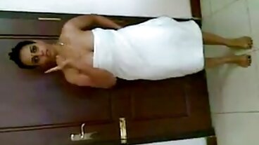 Adolescente moglie in calore porno sottomessa schizza