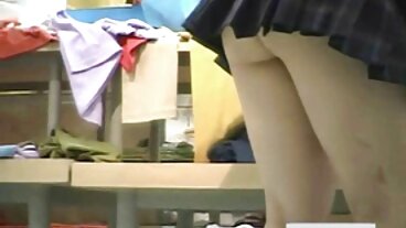 Una donna matura dai capelli corti ha usato un grosso dildo per la sua figa moglie e marito si masturbano stretta