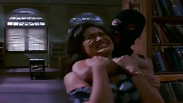 Una calda milf dai capelli porno moglie amico corti prende un cazzo