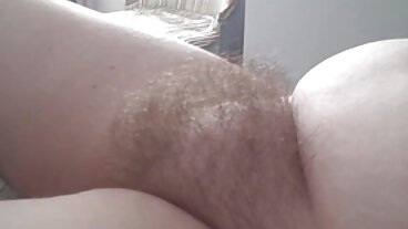 Adolescente sexy e matrigna moglie bisex tettona fa un trio bollente sul divano