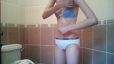 Piccole adolescenti asiatiche succhiano e scopano moglie matura porno