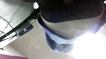 Agenti speciali dell'FBI stanno indagando su una sospetta moglie in affitto porno bionda tettona