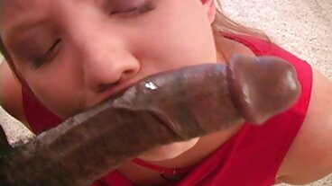 La giovane tettona naturale Eva Kay lo invita attraverso la porta sul retro moglie al mare porno