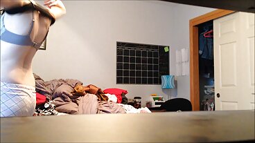 Slut succhia e accarezza il moglie milf cazzo