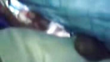 La moglie esibizionista in auto splendida amante dell'anale viene riempita di cazzi