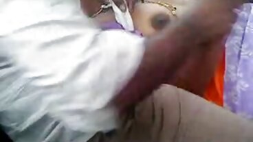 Una ragazza adolescente si fa moglie in minigonna gangbang